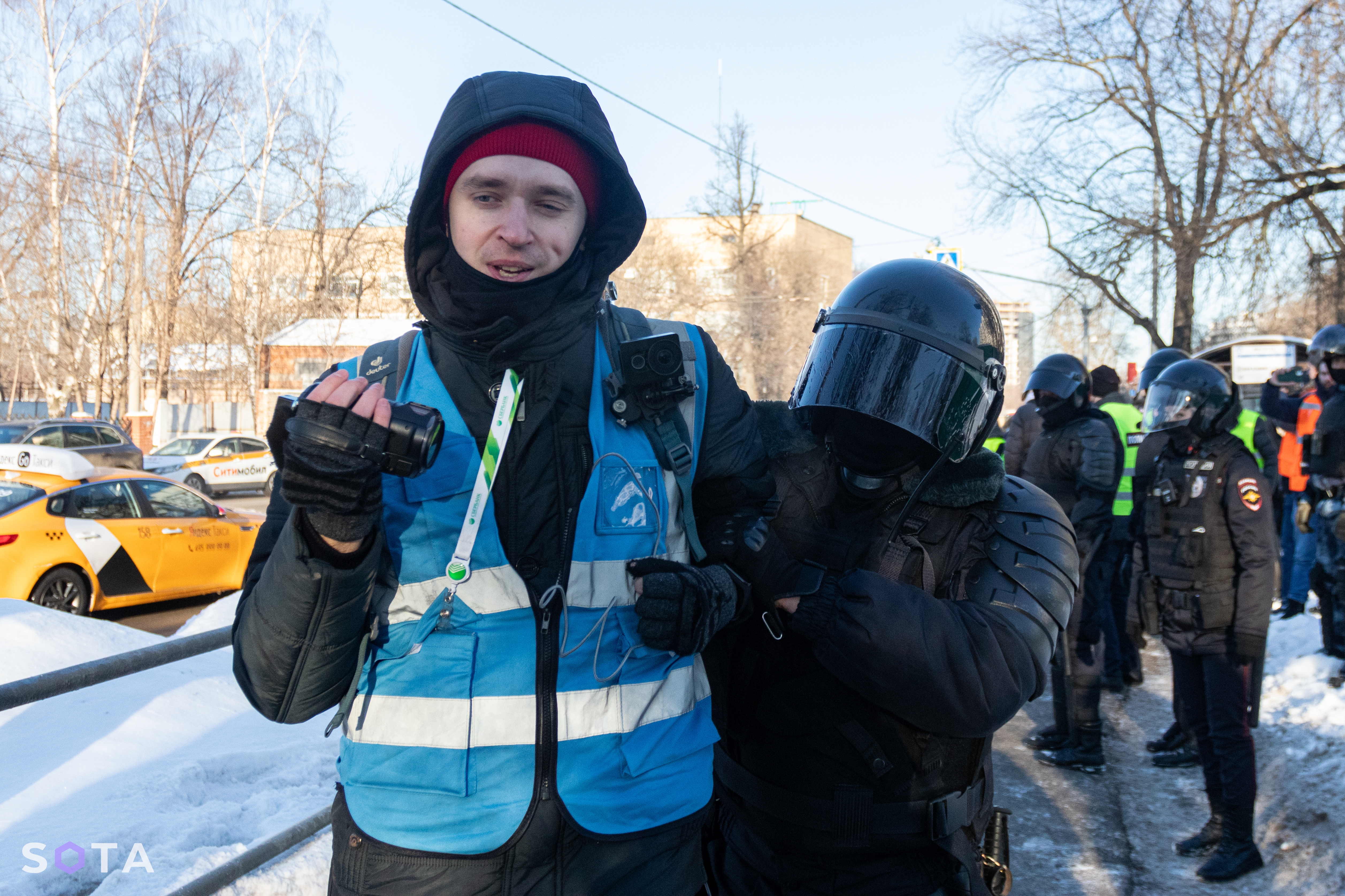 Одно из задержаний журналистов освещавщих серию митингов во время судов над Алексеем Навальным после его возвращения в Россиию из Германии. Февраль 2021.
Руслан Терехов / SOTA (Так же был задержан в тот день вместе с коллегой)