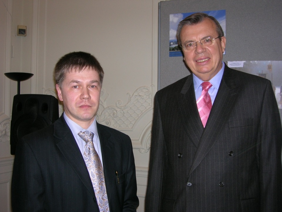 «Заставили сниматься с российским послом в СК. Но в 2005. Но с недовольным лицом.»- Сергей Ерофеев
Фото: социальные сети