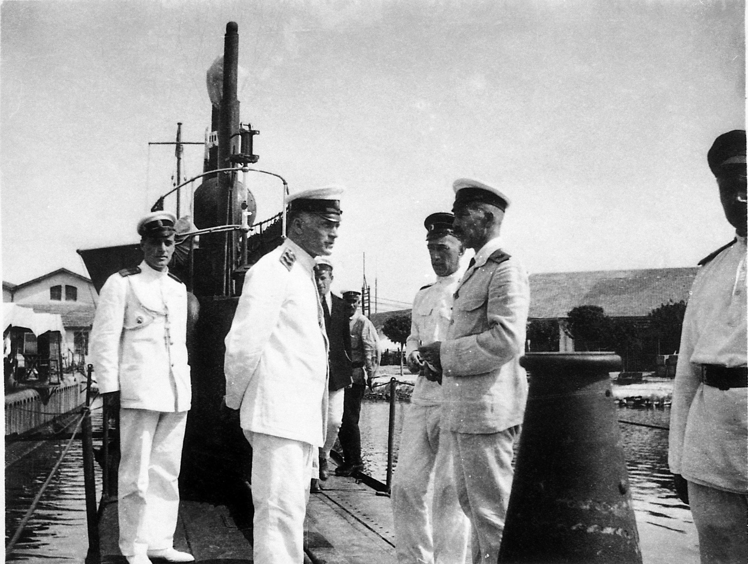 Вице-адмирал М. А. Кедров, контр-адмирал М. А. Беренс, контр-адмирал А. И. Тихменев на подводной лодке «Тюлень» в Бизерте, июль 1921 года.
Фото:&nbsp;wikipedia.org