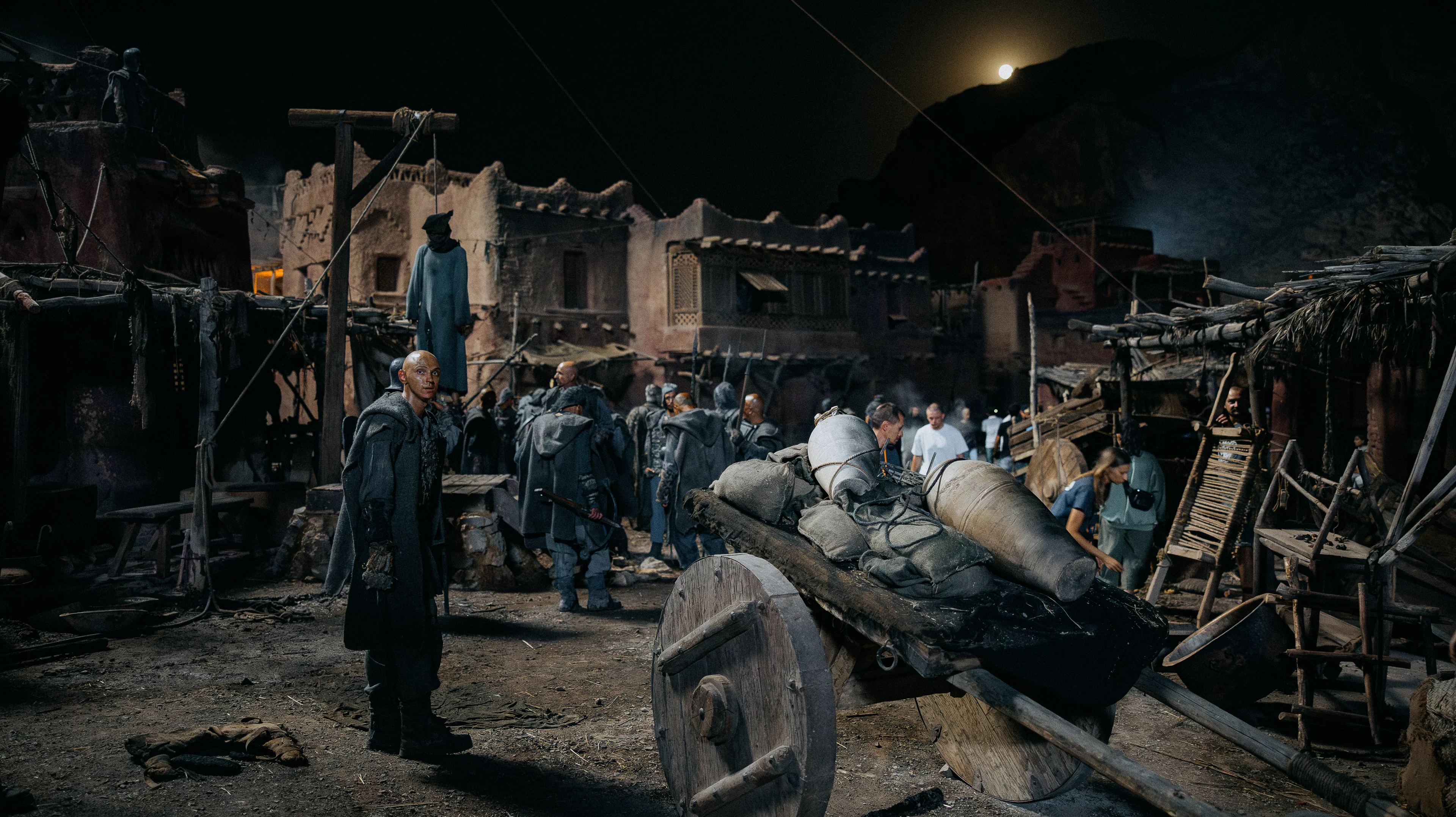 Фото со съёмок сериала «Трудно быть богом»
kinopoisk.ru