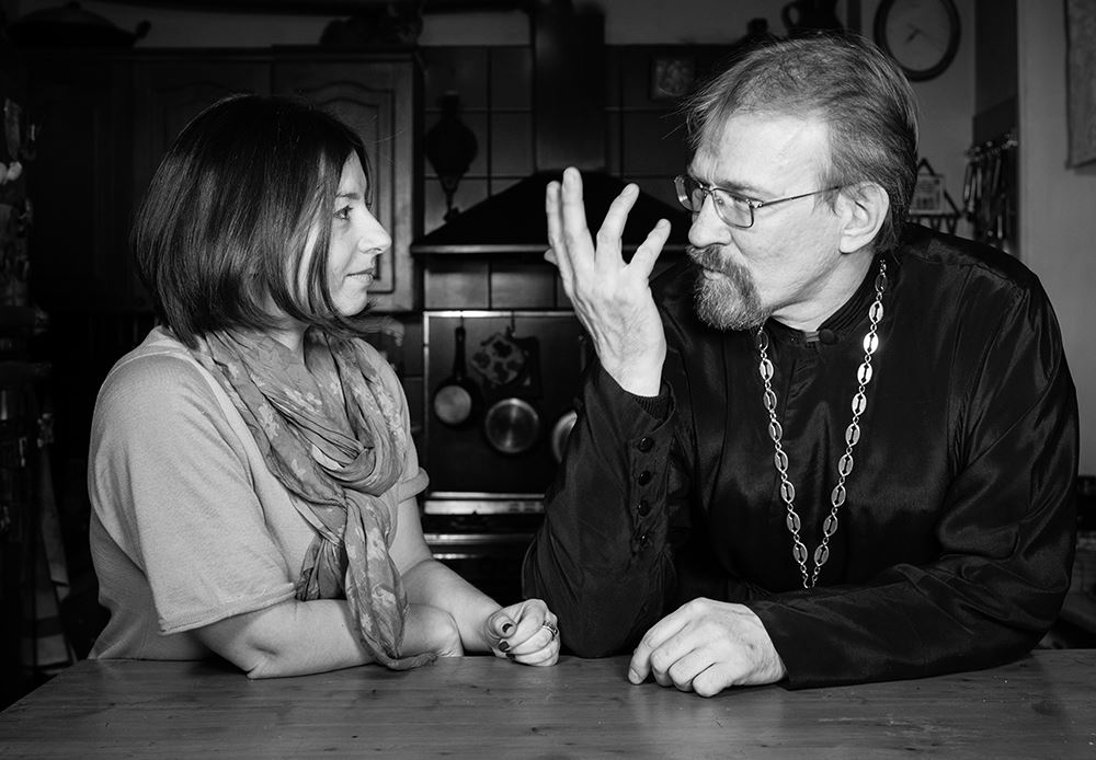 Ксения Лученко и священник Сергий Круглов
Фото: Анна Гальперина / pravmir.ru