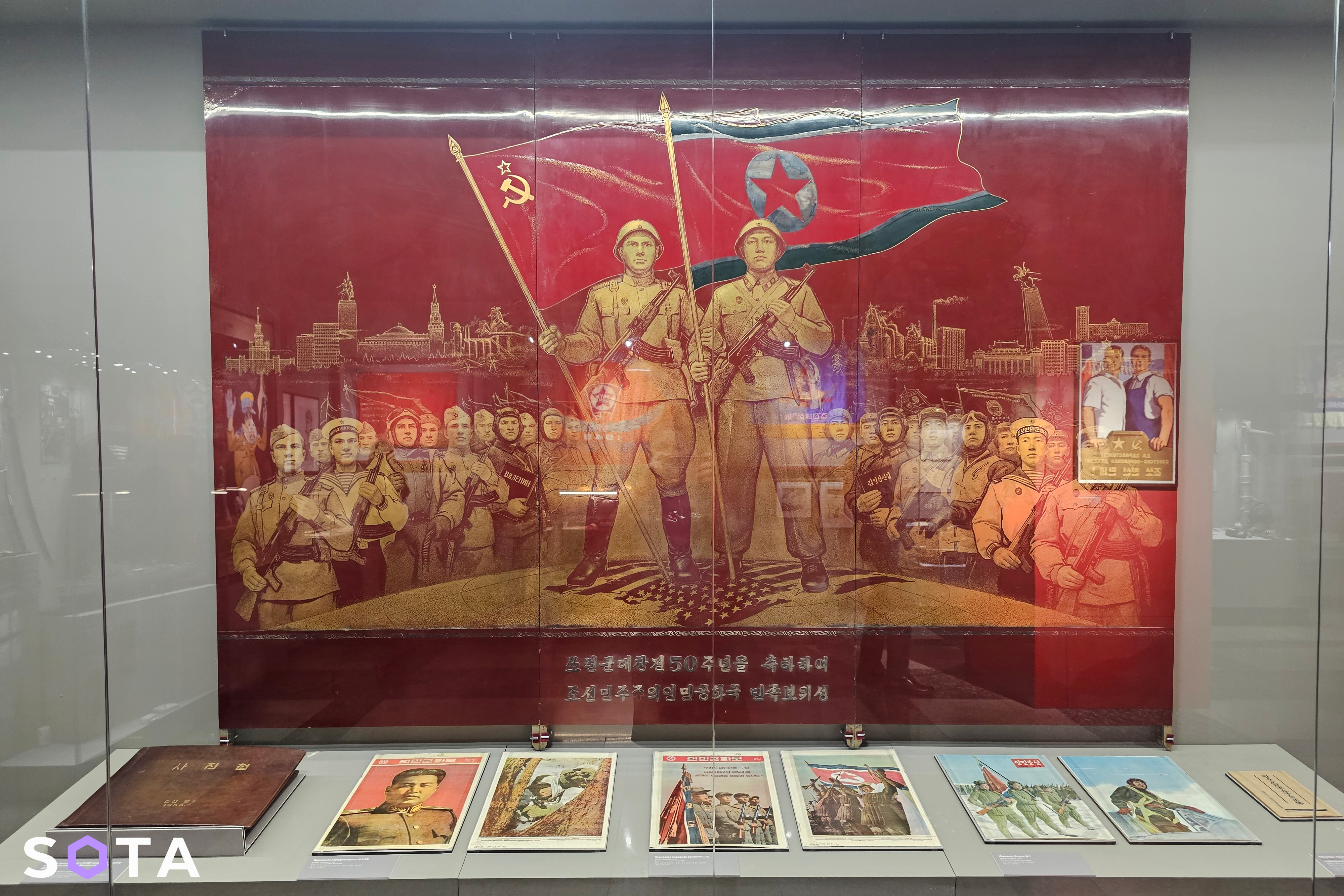 Обложка статьи Идеальная армия Путина: в «МуZее Победы» проходит очередная выставка, посвященная КНДР